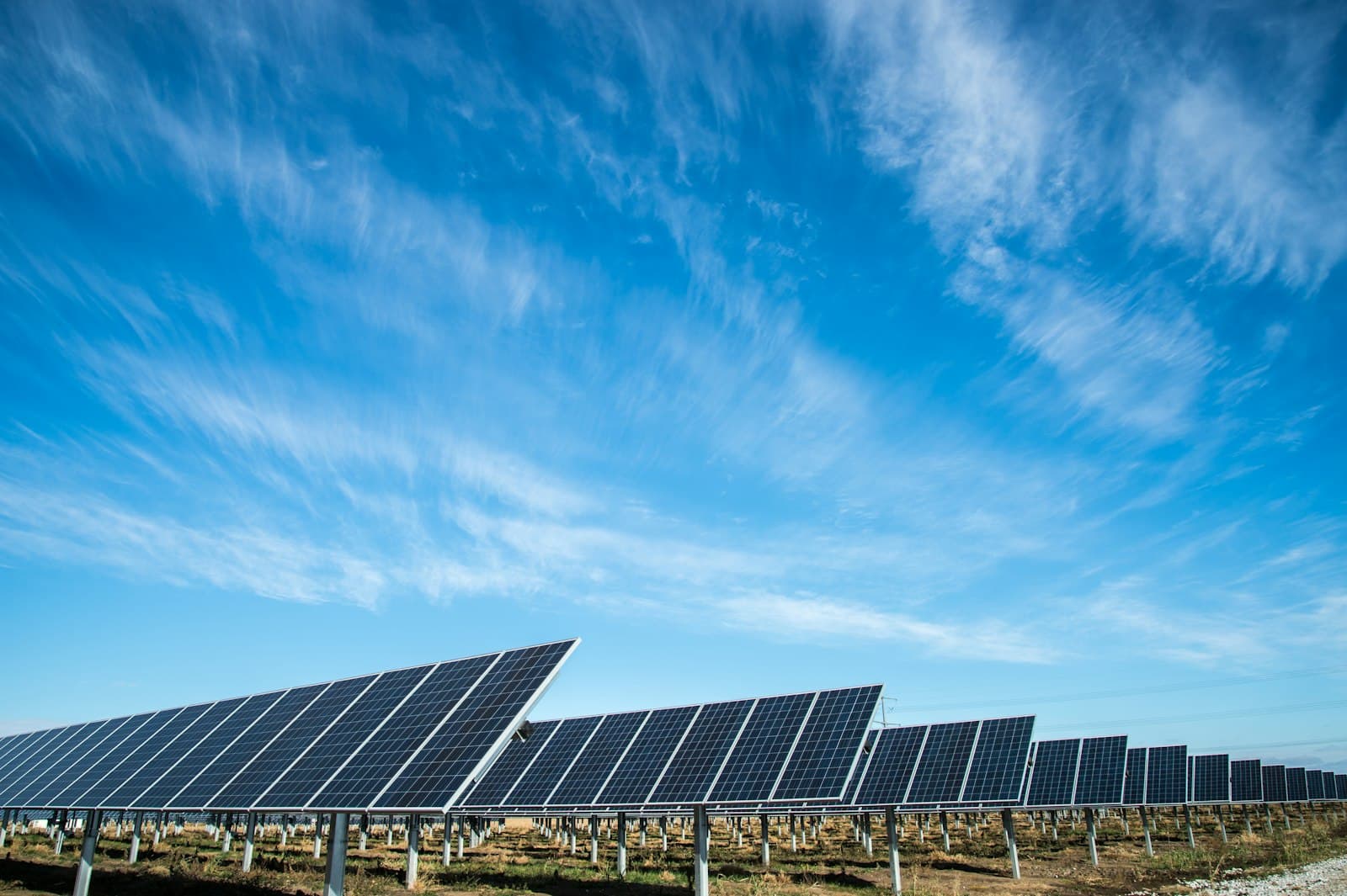 Zonnepanelen op een dak, klaar voor professionele reiniging