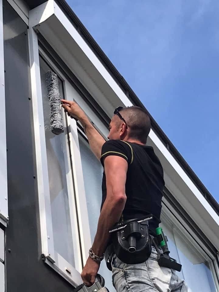 De eigenaar van Ravenschot Bedrijfsdiensten voert professionele glasbewassing uit